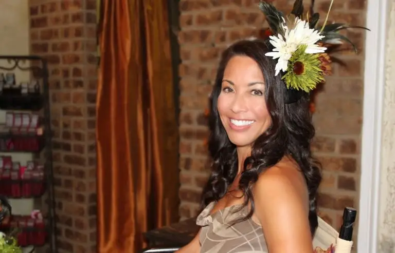 Phoebe wearing a flower hairpiece for the Del Mar Races.