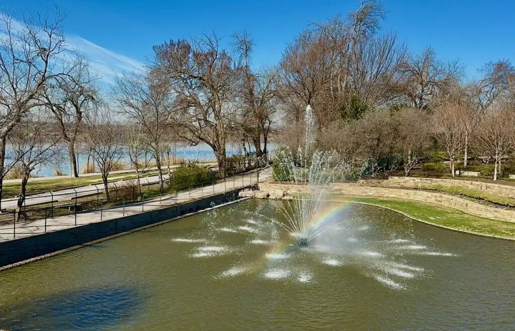 water fountain at Dallas Arboretum