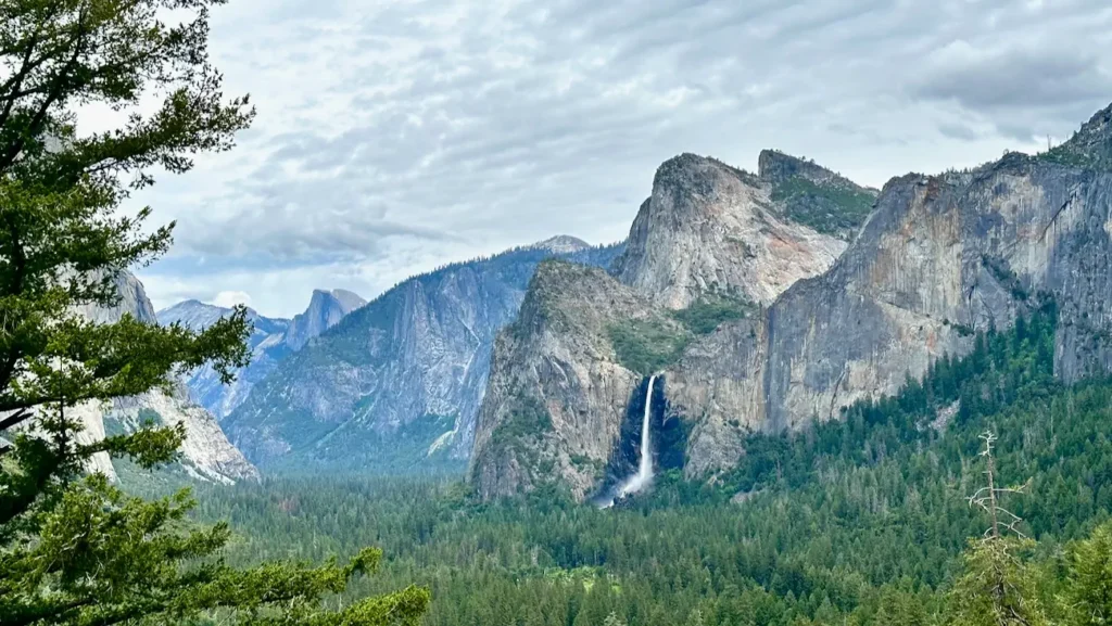 Tunnel View overlooking Yosemite Valley in Yosemite National Park.