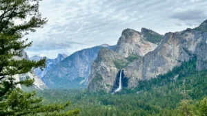 Tunnel View overlooking Yosemite Valley in Yosemite National Park.